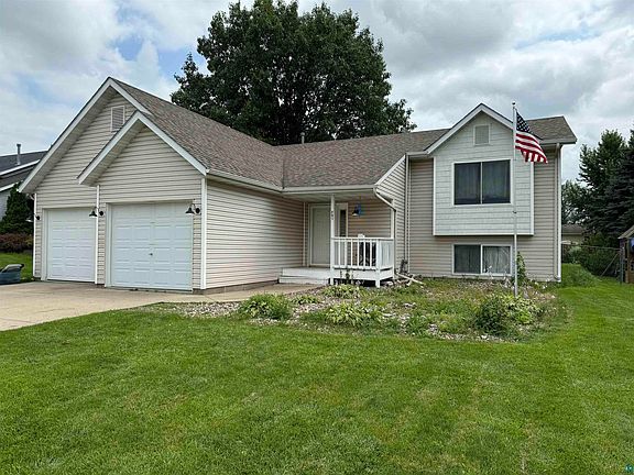 3rd image of 751 18th Street NE