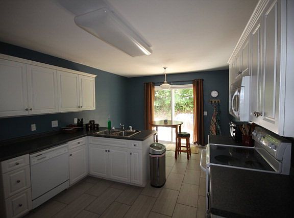 5th image of 953 Emily Ln