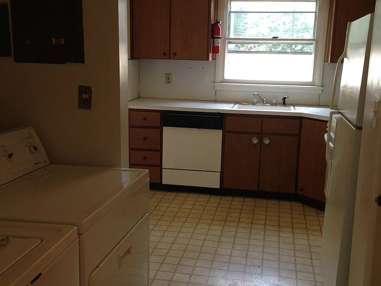 323-349 E Walnut St — Photo 10