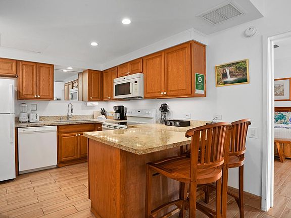 5th image of 75-6040 Alii Dr #714
