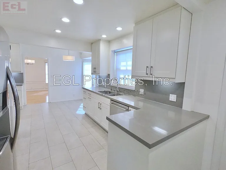 10749 Wellworth Ave — Photo 12