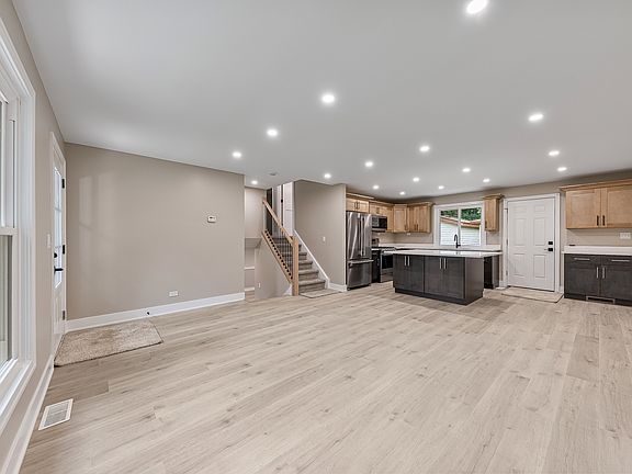 4th image of 756 Westwind Dr