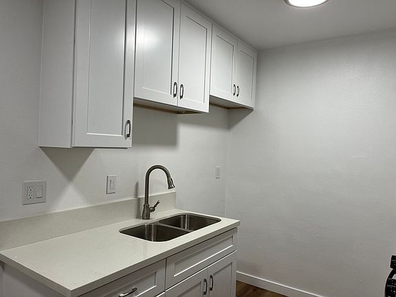 2nd image of 1210 W Brook St #G