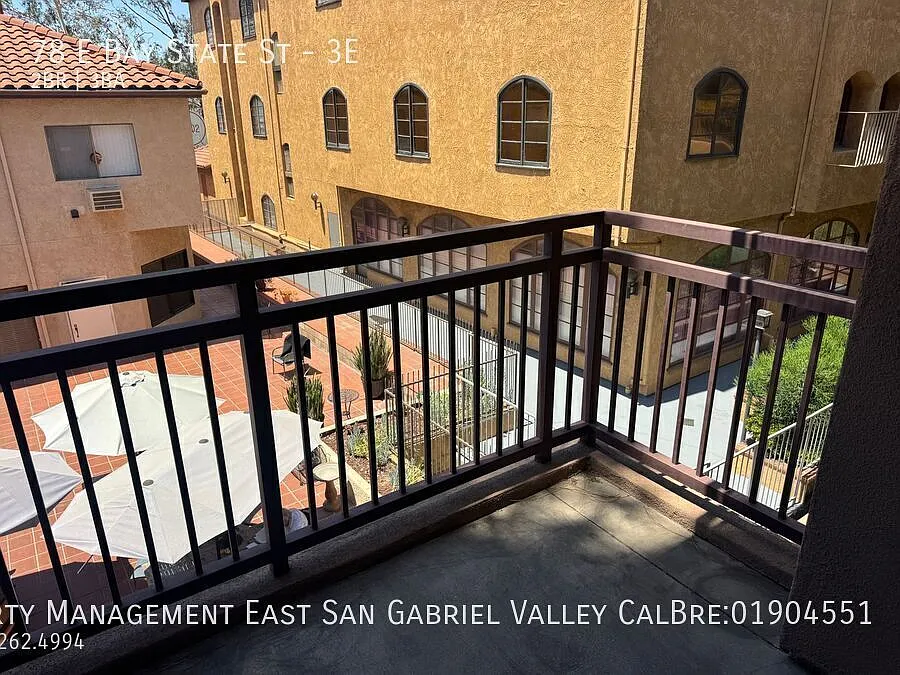 Beautiful two bedroom condo in perfect Alhambra location — Photo 4