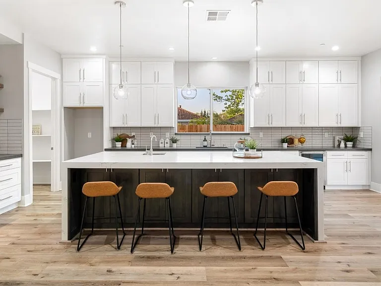 1130 Jonas Ave — Photo 1