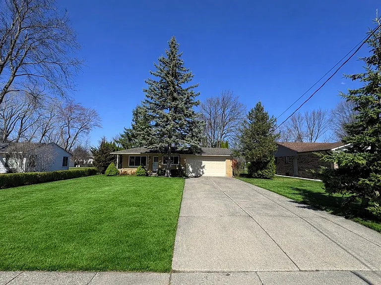 2235 Chesley Dr — Photo 2