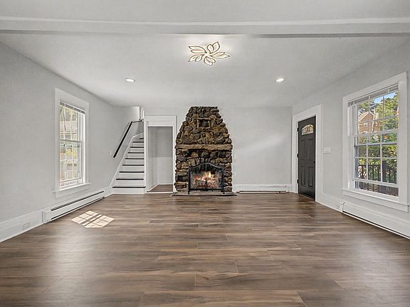 3rd image of 480 King St