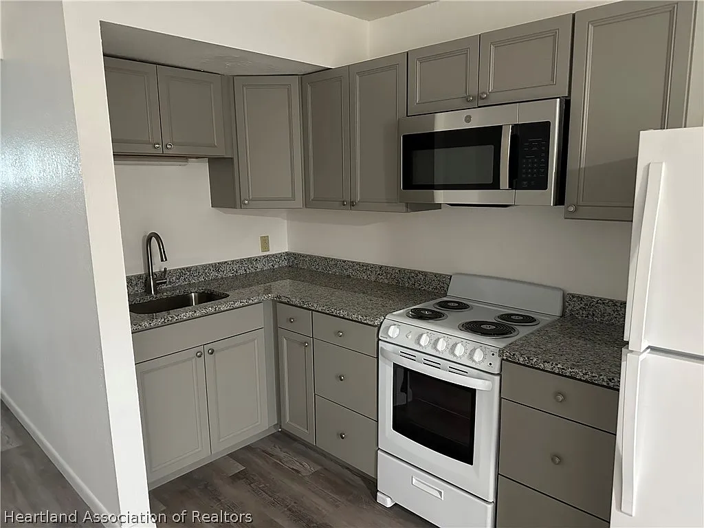 1 bed, 1.0 bath, 396 sqft, $850 — Photo 2