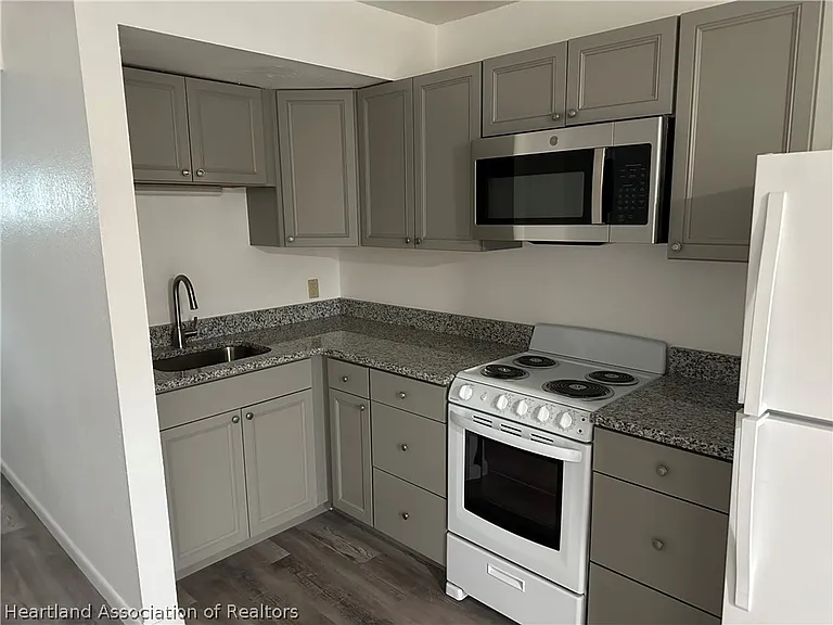 203 Golf Villas Ct NW — Photo 2