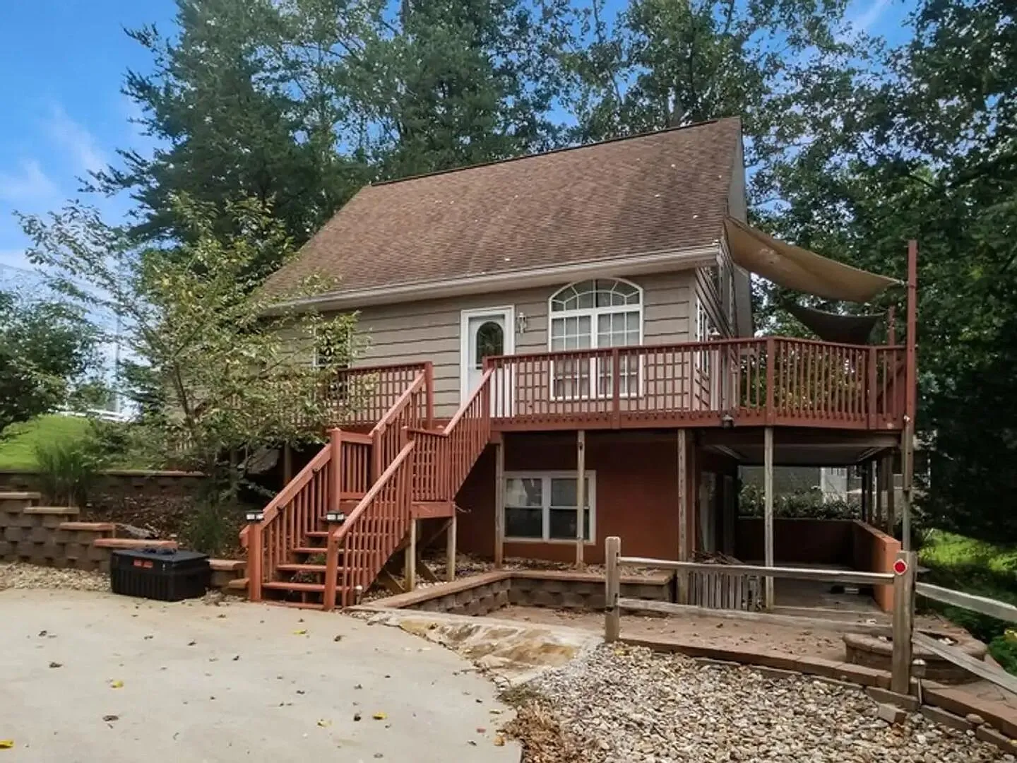Lakefront Cottage Near Town with Stunning Views — Photo 2