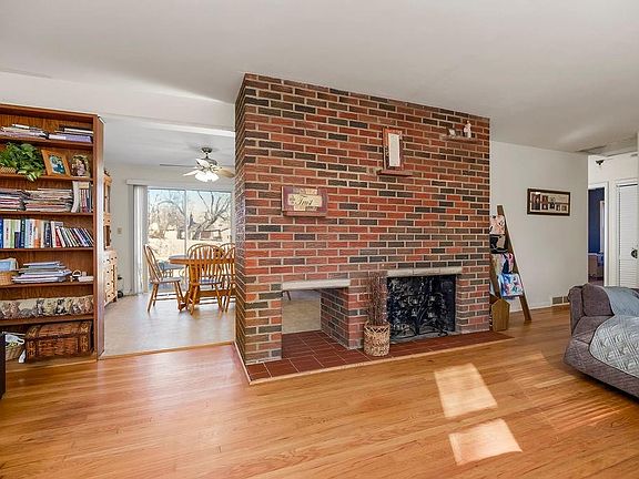 4th image of 1104 NE Shady Lane Dr