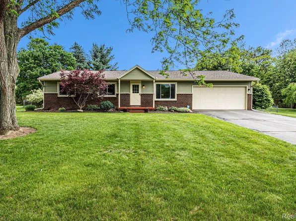 1309 S Alstott Dr, Howell, MI 48843