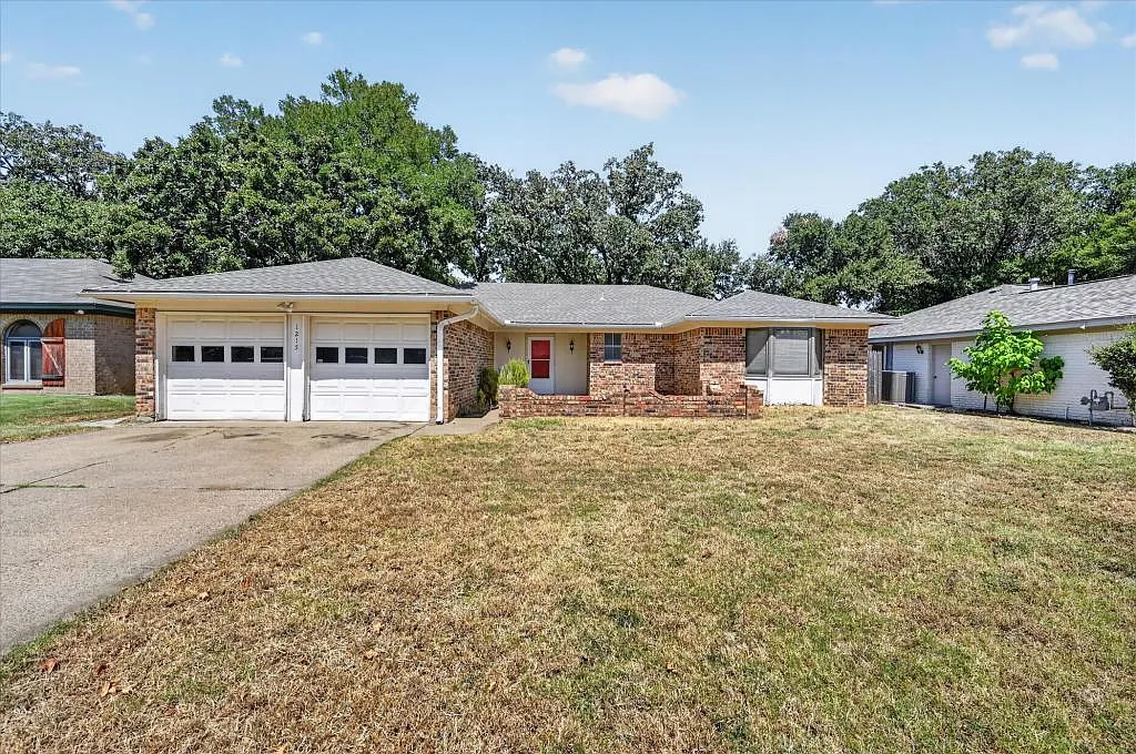 1215 San Marcos Dr — Photo 1