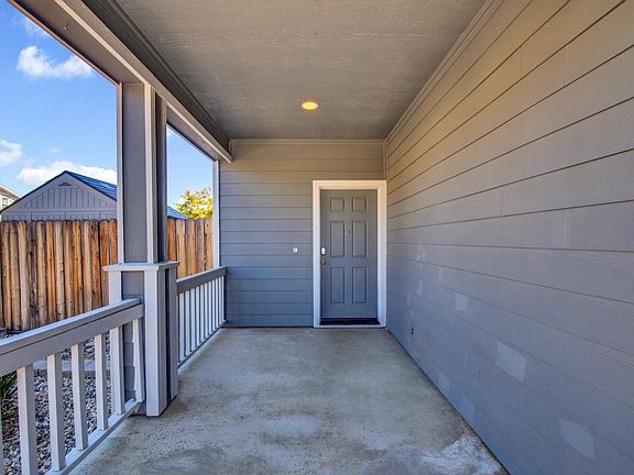 4th image of 716 Chateau Cir