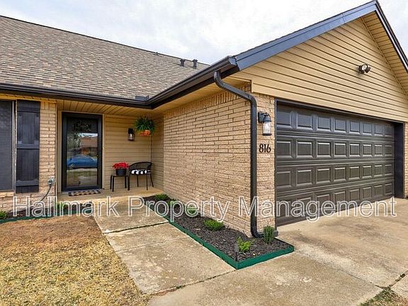 3rd image of 816 N Briarcliff Dr
