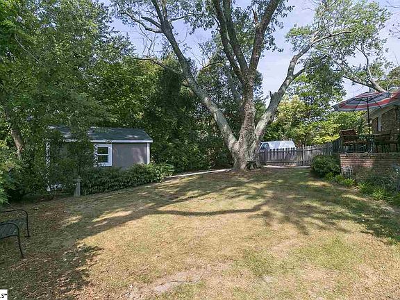 5th image of 100 Longwood Dr
