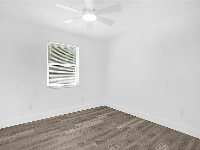 1730 Avenue C NE — Photo 27