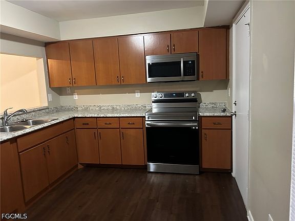 3rd image of 405 SW 43rd Ln
