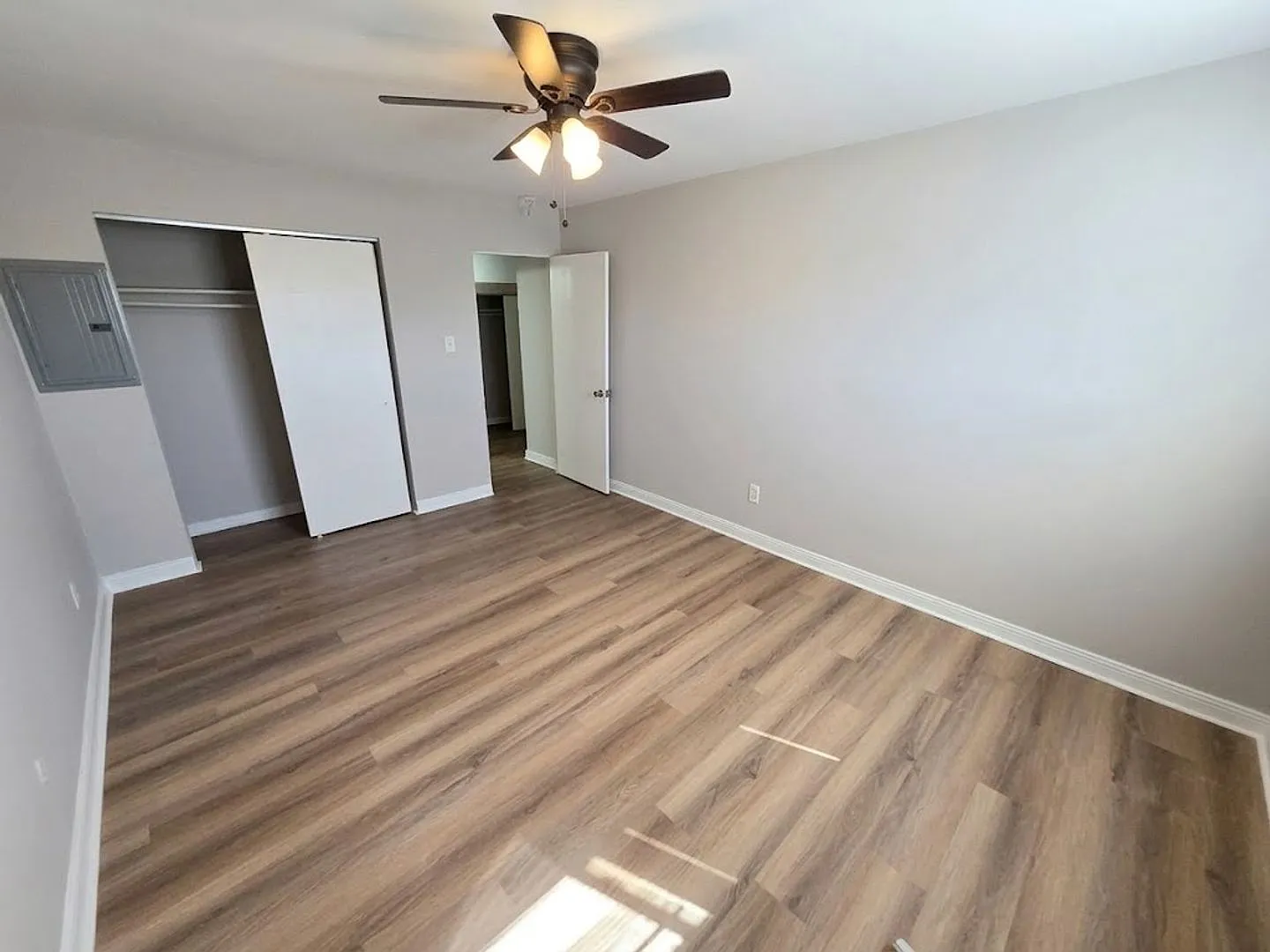 Majestic Court Apartments — Photo 4