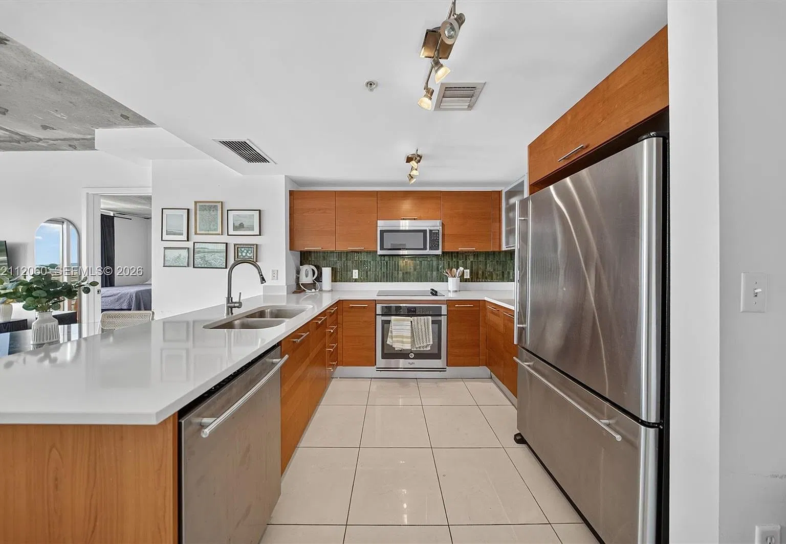 Midblock Miami Condo — Photo 2
