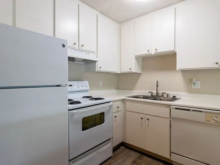 Near Everything, All Amenities! 1616 Q Street, Camellia Court Apartments — Photo 10