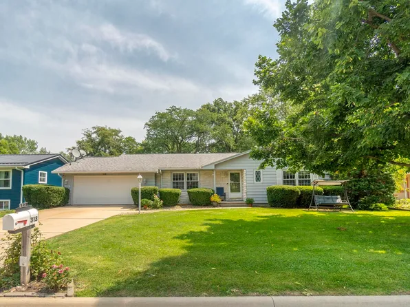 313 Longview Dr, Waterloo, IA 50701