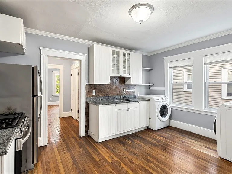 193 Florence St #1R — Photo 2