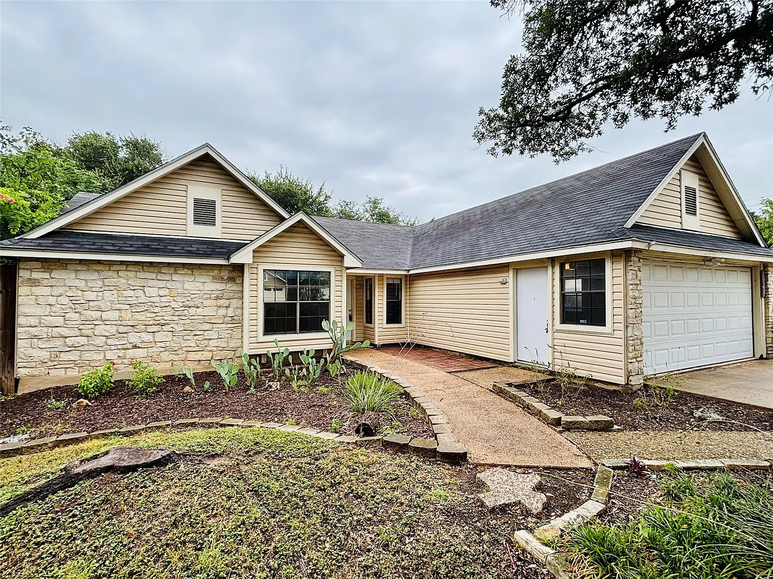 4 bed, 2.0 bath, 1867 sqft, $2,200 — Photo 1