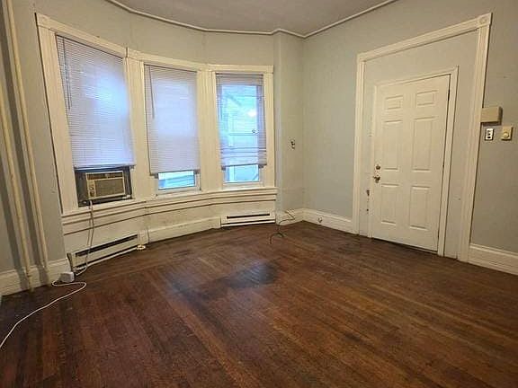 3rd image of 4718 Cedar Ave Floor 1