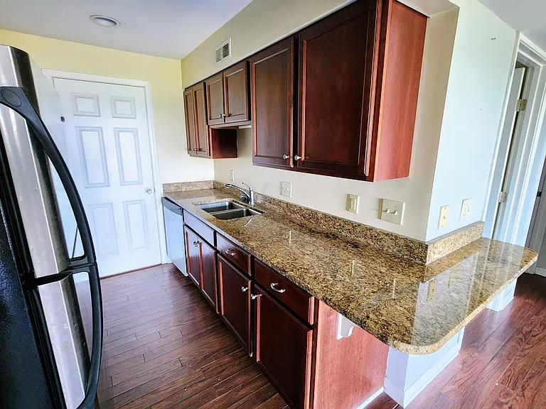 355 Grand Ave #201 — Photo 9