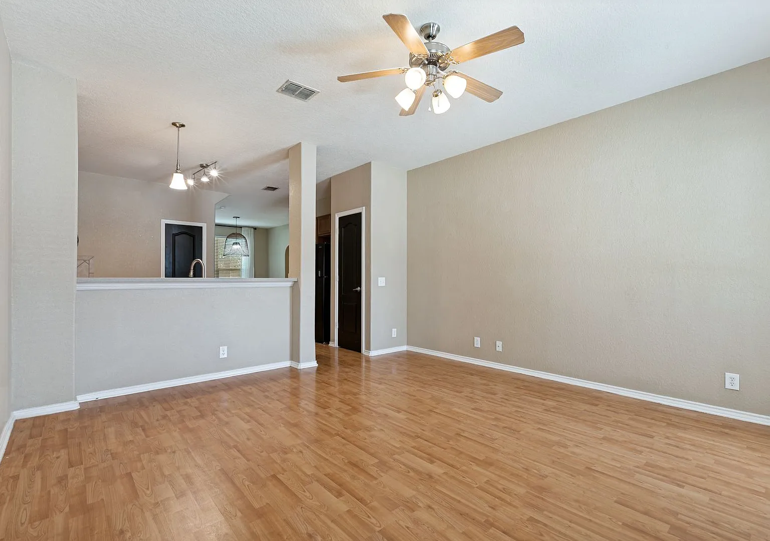 Two Bedroom Townhouse, Great Location! — Photo 4