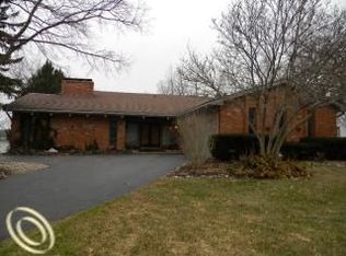 4539 Ravinewood Dr, Commerce Township, MI 48382