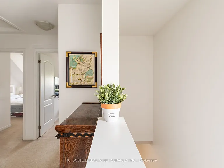 1352 Coleman Cres — Photo 11
