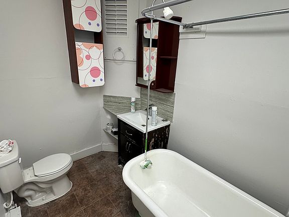 2nd image of 15 Bayview Ave APT 15A