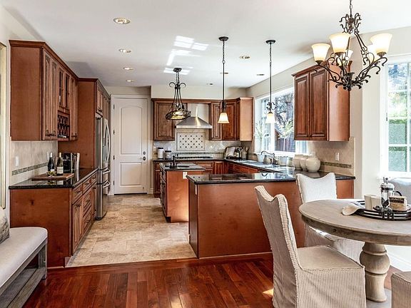5th image of 467 Gary Ct