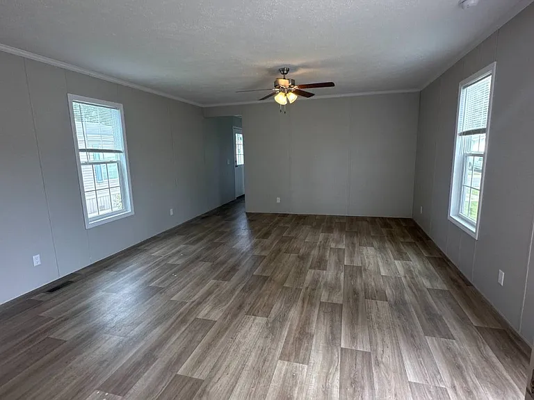 921 Peacock Ln — Photo 3
