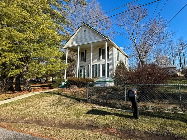 343 Magnolia Dr, Glade Spring, VA 24340