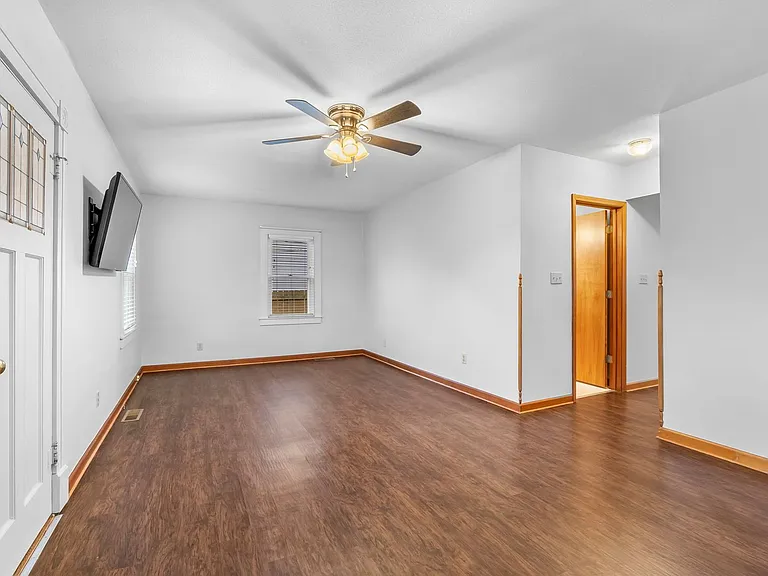 223 Daisy Ave — Photo 3