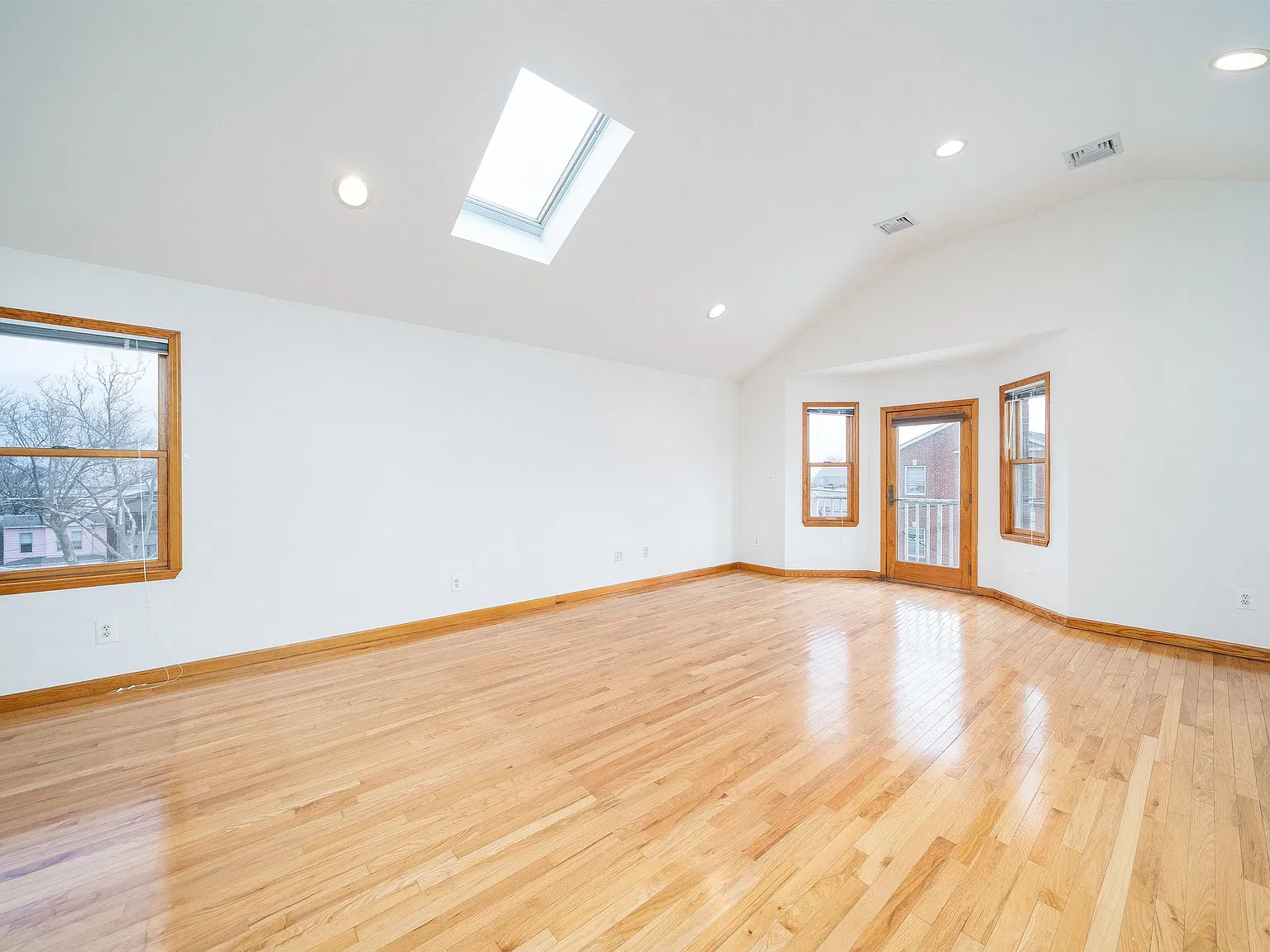 3 bed, 2.0 bath, 1300 sqft, $3,075 — Photo 3
