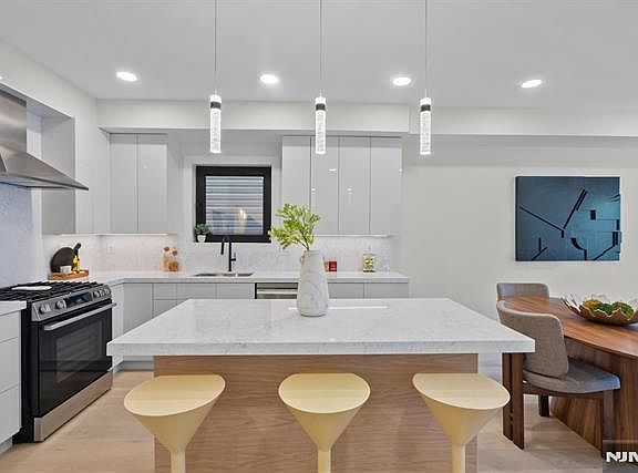 5th image of 99 Van Horne St #1
