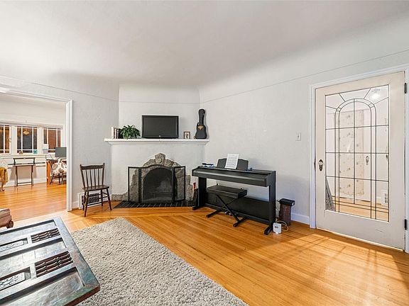 3rd image of 990 Hampshire Rd