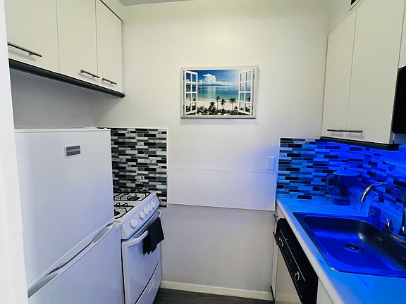 5th image of 350 W 50th St APT 4CC