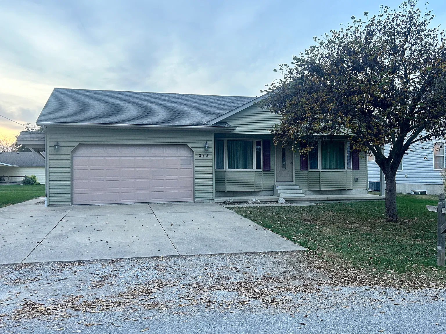 5 bed, 2800 sqft, $2,100 — Photo 1