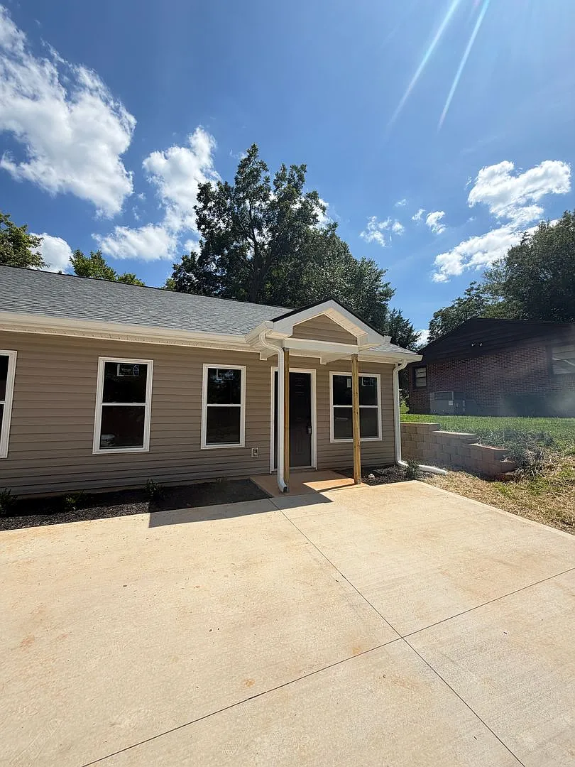New Construction 2026 2bd/2ba Triplex in convenient location. — Photo 1