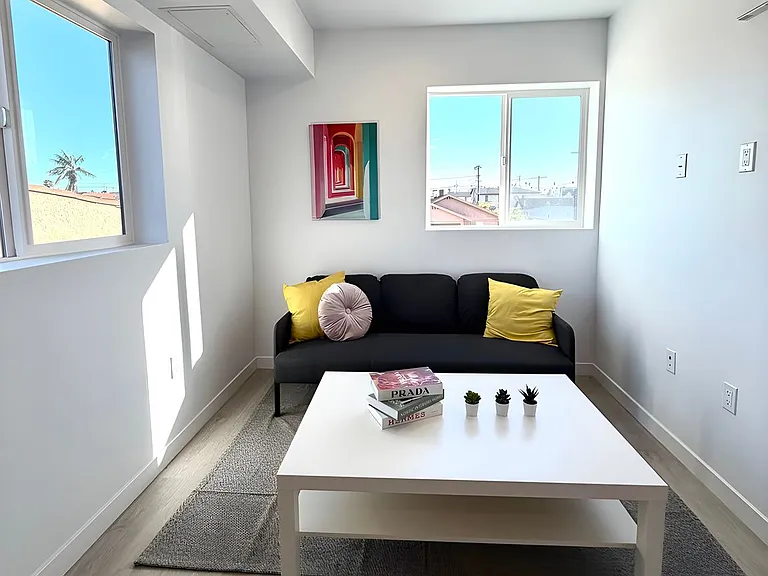 Gorgeous 1 bed/1 bath Apartments ~ LA City Section 8 Voucher Accepted! — Photo 11
