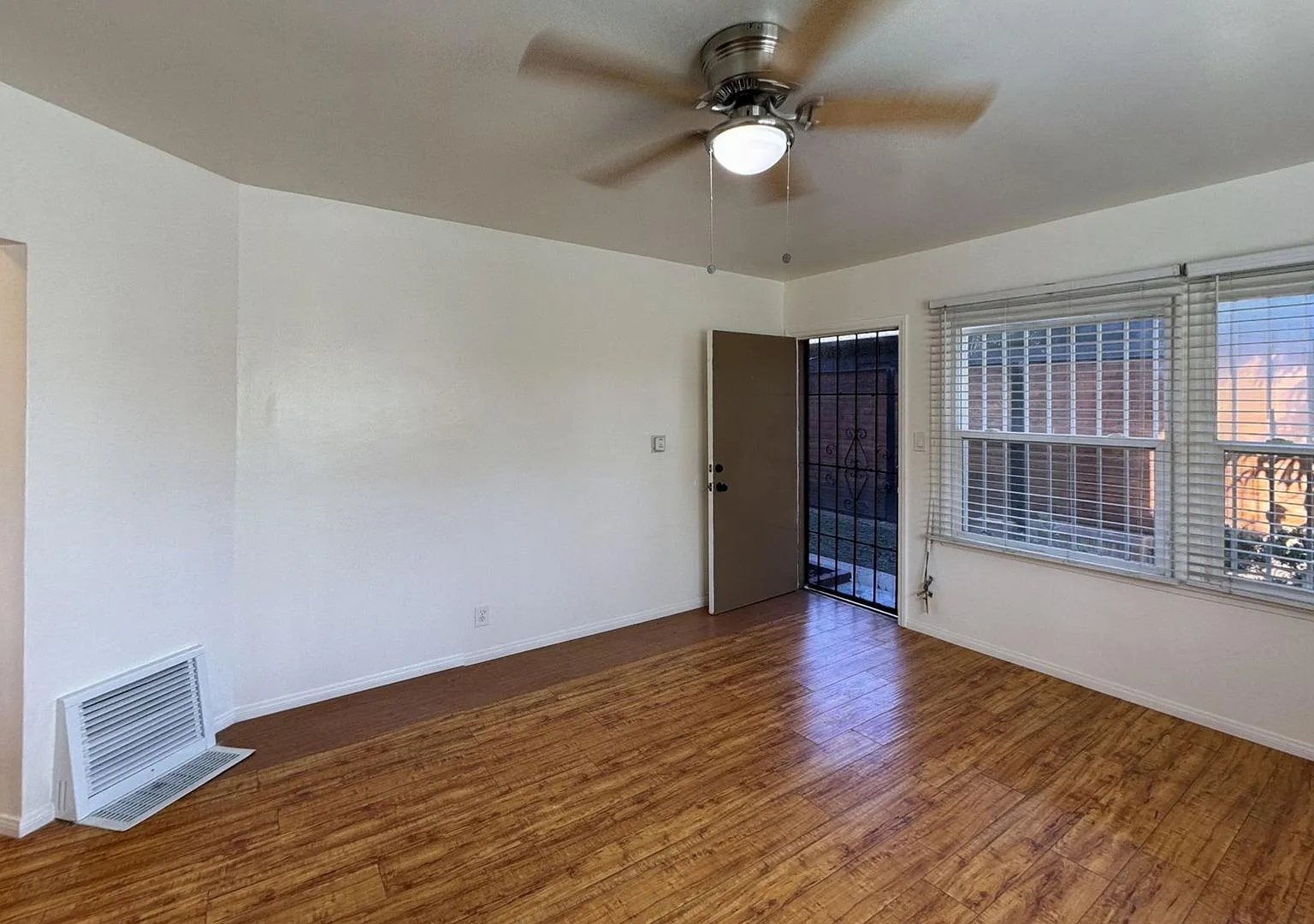 Charming 2-Bedroom Apartment — Photo 2