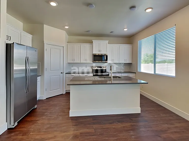 716 S Rocker Ave — Photo 3