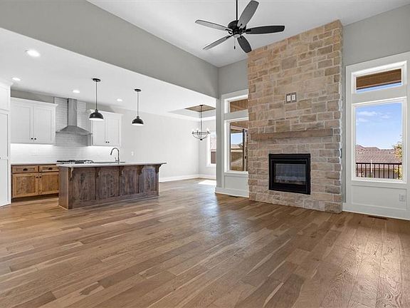 4th image of 806 NE Algonquin St #B