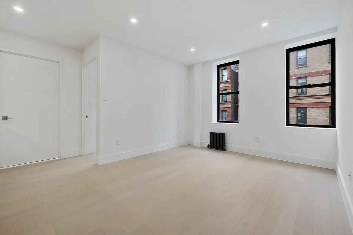 Building Photo - 300 W 21st St #23