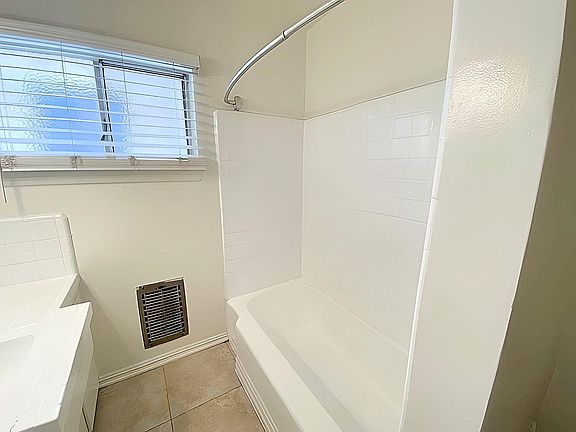 5th image of 228 S Mariposa Ave APT 10